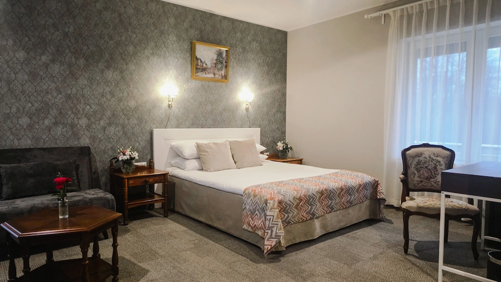“DELUXE” ROOM WITH A TERRACE AND A VIEW OF THE LAKE