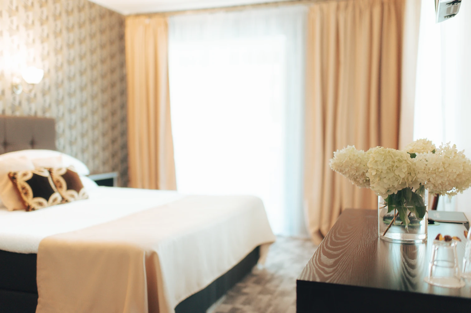 “SUITE” ROOM WITH A TERRACE AND LAKE VIEWS, including spa access